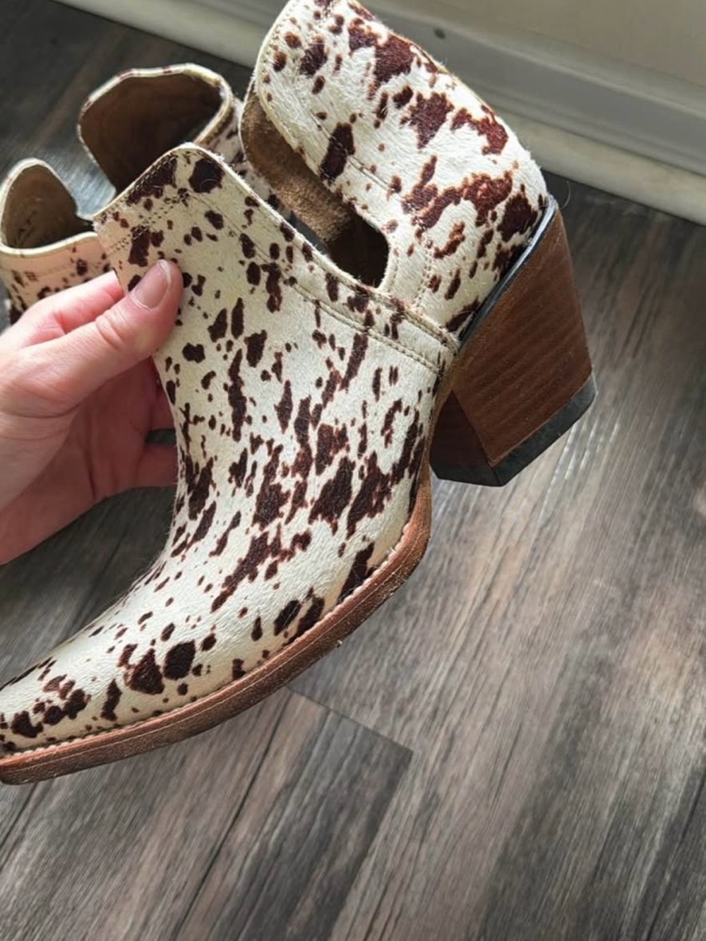 Women’s Ariat Cowhide Size 8 Booties - Picture 2 of 4